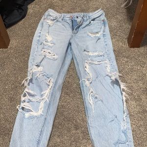 Light wash ripped American eagle jeans!